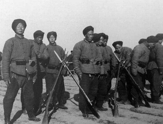 李鸿章在清朝担任过什么职务，相当于今天什么官职？