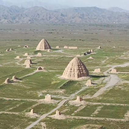 八卦映幽冥:古代墓葬方位布局的宇宙密码